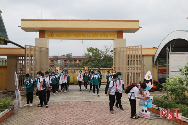 Học sinh Hà Tĩnh trở lại trường ngày mùng 6 tháng Giêng cùng các giải pháp phòng dịch