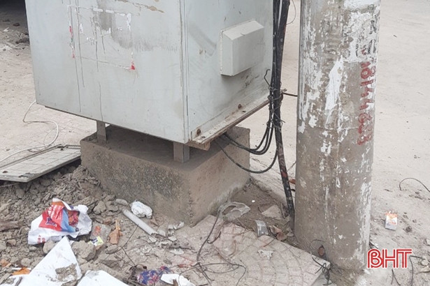 Ra quân xử lý cáp viễn thông gây mất an toàn trên lưới điện ở TP Hà Tĩnh