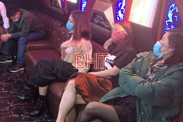 Bắt 10 đối tượng sử dụng ma túy trong quán karaoke ở Hà Tĩnh, có cả người từ Bắc Giang, Hà Nội
