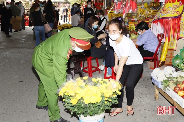 Tiếp thu phản ánh của Báo Hà Tĩnh, Công an xã Xuân Hồng khắc phục những hình ảnh “không đẹp” ở đền Chợ Củi