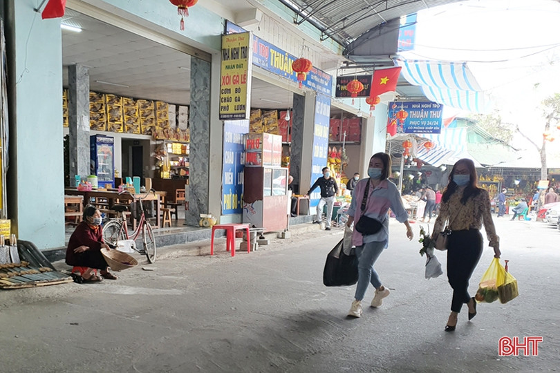 Những hình ảnh “không đẹp” tại đền Chợ Củi