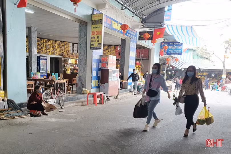 Những hình ảnh “không đẹp” tại đền Chợ Củi