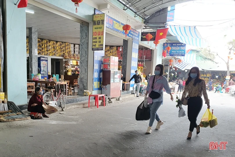 Những hình ảnh “không đẹp” tại đền Chợ Củi