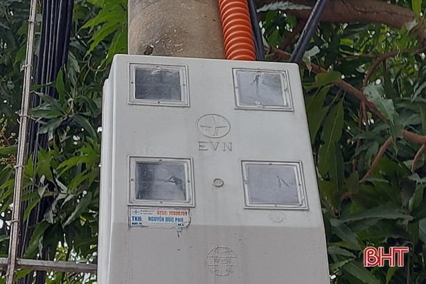 Ra quân xử lý cáp viễn thông gây mất an toàn trên lưới điện ở TP Hà Tĩnh