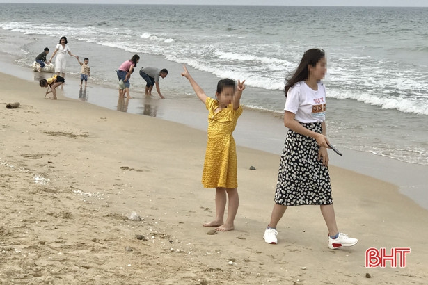 Nhiều người dân Hà Tĩnh “quên” đeo khẩu trang khi đi lễ chùa, du xuân