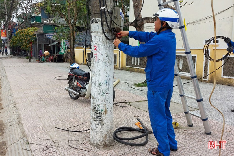 Ra quân xử lý cáp viễn thông gây mất an toàn trên lưới điện ở TP Hà Tĩnh