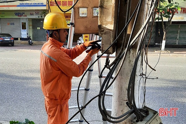 Ra quân xử lý cáp viễn thông gây mất an toàn trên lưới điện ở TP Hà Tĩnh