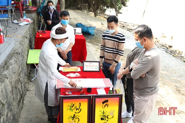 Tiếp thu phản ánh của Báo Hà Tĩnh, Công an xã Xuân Hồng khắc phục những hình ảnh “không đẹp” ở đền Chợ Củi