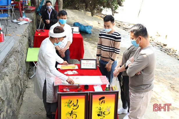 Tiếp thu phản ánh của Báo Hà Tĩnh, Công an xã Xuân Hồng khắc phục những hình ảnh “không đẹp” ở đền Chợ Củi