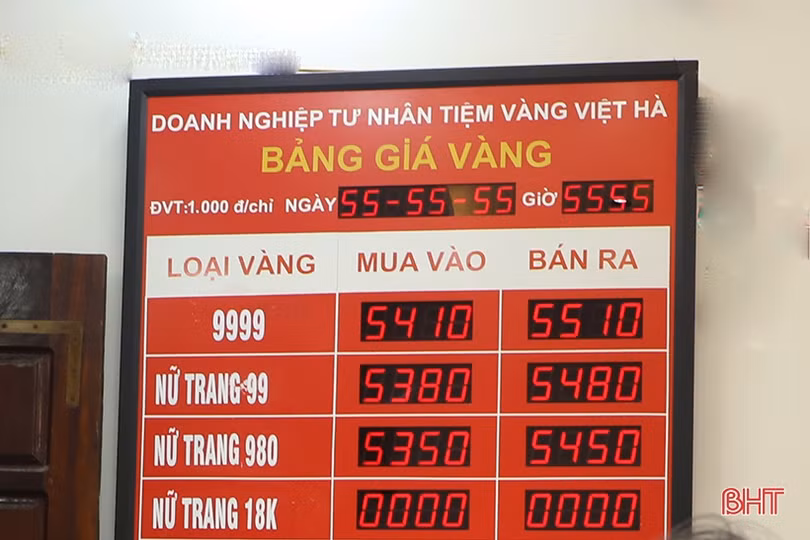 Ngày Thần tài, linh vật trâu vàng đắt khách