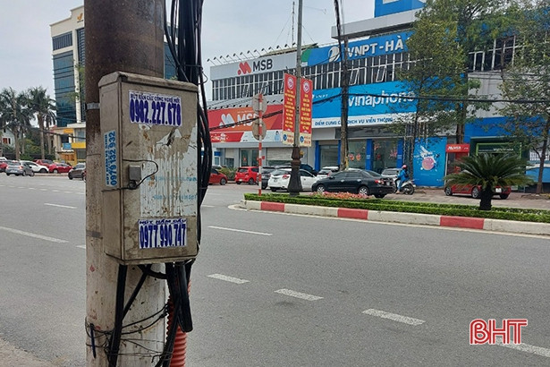 Ra quân xử lý cáp viễn thông gây mất an toàn trên lưới điện ở TP Hà Tĩnh
