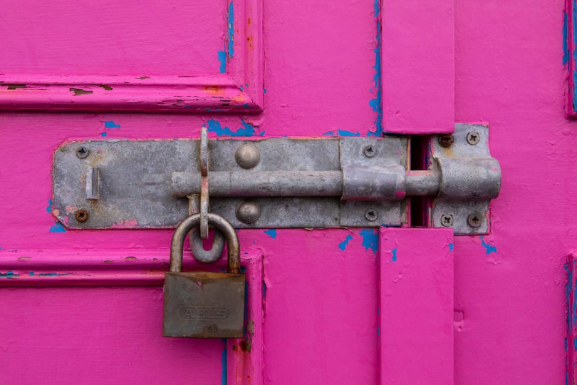 Nhiếp ảnh gia chụp hơn 400 ổ khóa trong mùa dịch