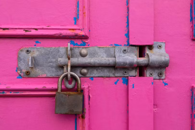 Nhiếp ảnh gia chụp hơn 400 ổ khóa trong mùa dịch