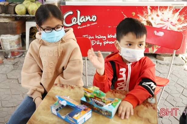 Tiếp thu phản ánh của Báo Hà Tĩnh, Công an xã Xuân Hồng khắc phục những hình ảnh “không đẹp” ở đền Chợ Củi