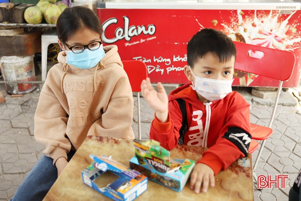 Tiếp thu phản ánh của Báo Hà Tĩnh, Công an xã Xuân Hồng khắc phục những hình ảnh “không đẹp” ở đền Chợ Củi