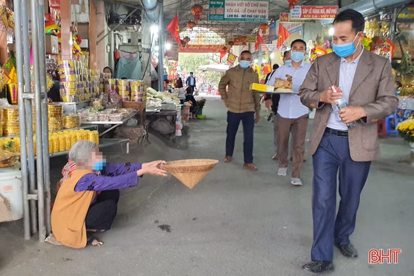 Những hình ảnh “không đẹp” tại đền Chợ Củi