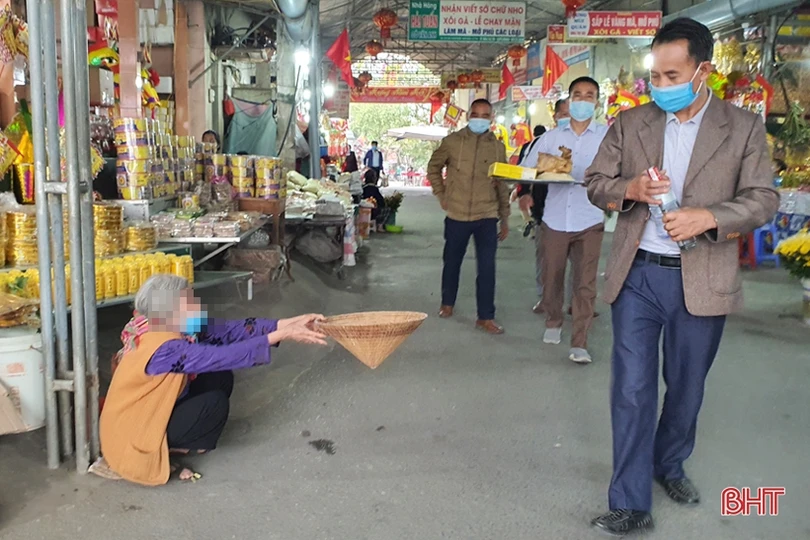 Những hình ảnh “không đẹp” tại đền Chợ Củi