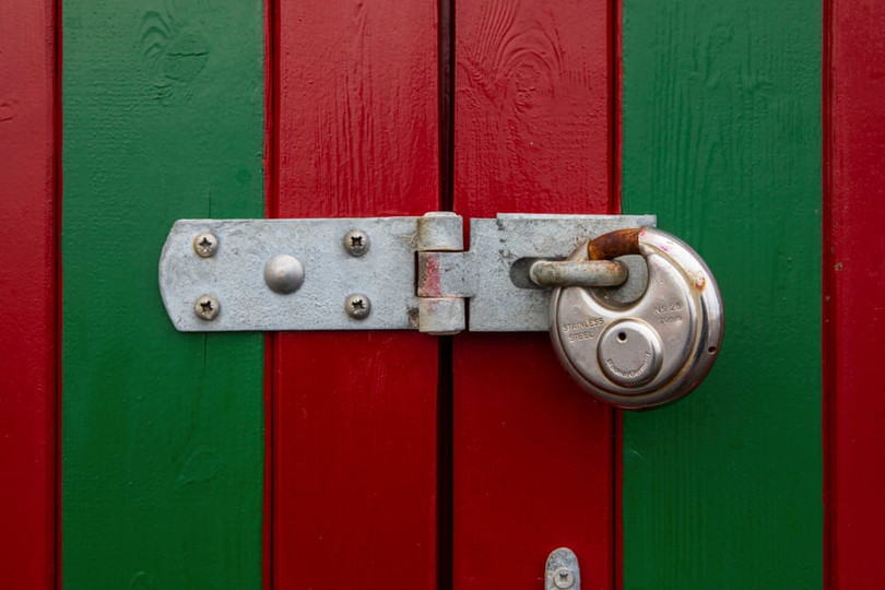 Nhiếp ảnh gia chụp hơn 400 ổ khóa trong mùa dịch