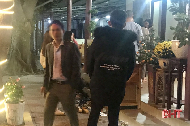 Nhiều người dân Hà Tĩnh “quên” đeo khẩu trang khi đi lễ chùa, du xuân