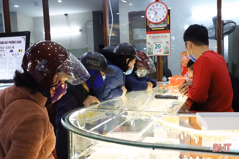 Ngày Thần tài, linh vật trâu vàng đắt khách