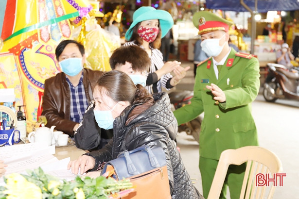 Tiếp thu phản ánh của Báo Hà Tĩnh, Công an xã Xuân Hồng khắc phục những hình ảnh “không đẹp” ở đền Chợ Củi