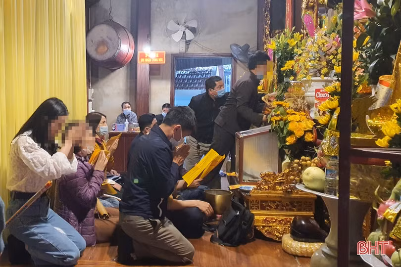 Những hình ảnh “không đẹp” tại đền Chợ Củi