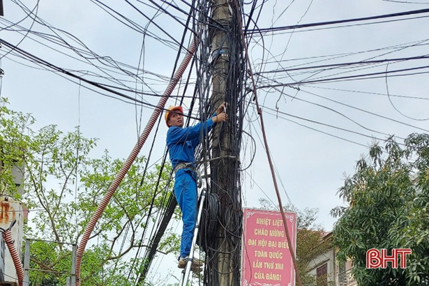 Ra quân xử lý cáp viễn thông gây mất an toàn trên lưới điện ở TP Hà Tĩnh