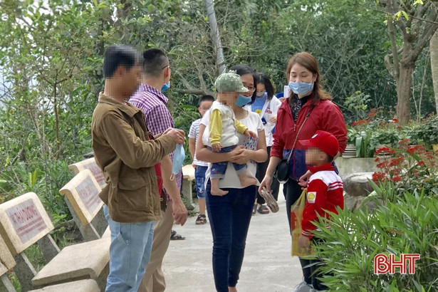 Nhiều người dân Hà Tĩnh “quên” đeo khẩu trang khi đi lễ chùa, du xuân