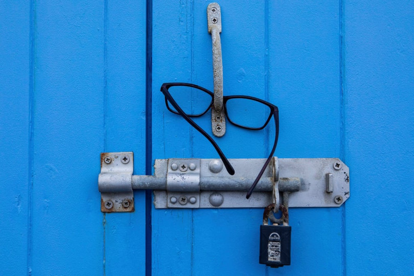 Nhiếp ảnh gia chụp hơn 400 ổ khóa trong mùa dịch