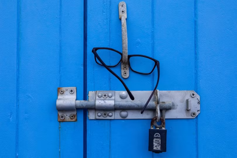 Nhiếp ảnh gia chụp hơn 400 ổ khóa trong mùa dịch