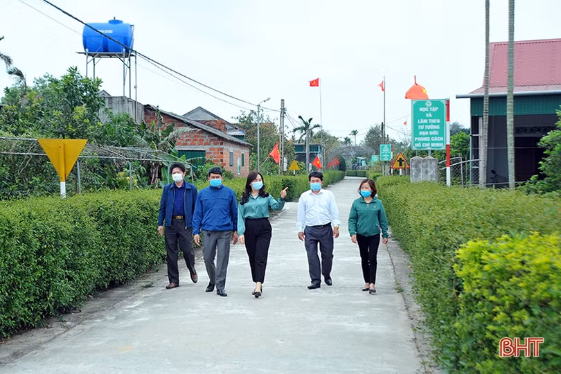 Lãnh đạo Hội Nông dân Hà Tĩnh xuống đồng, động viên nông dân sản xuất