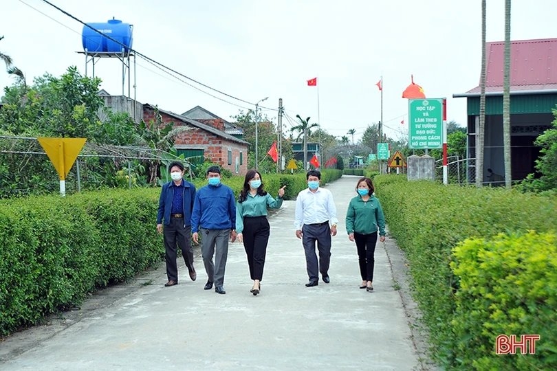 Lãnh đạo Hội Nông dân Hà Tĩnh xuống đồng, động viên nông dân sản xuất