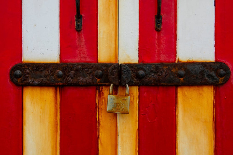 Nhiếp ảnh gia chụp hơn 400 ổ khóa trong mùa dịch