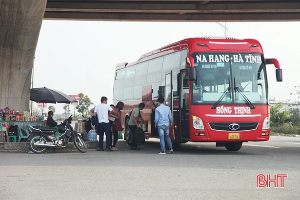 Người dân Hà Tĩnh “thảnh thơi” với vé xe đi ngoại tỉnh
