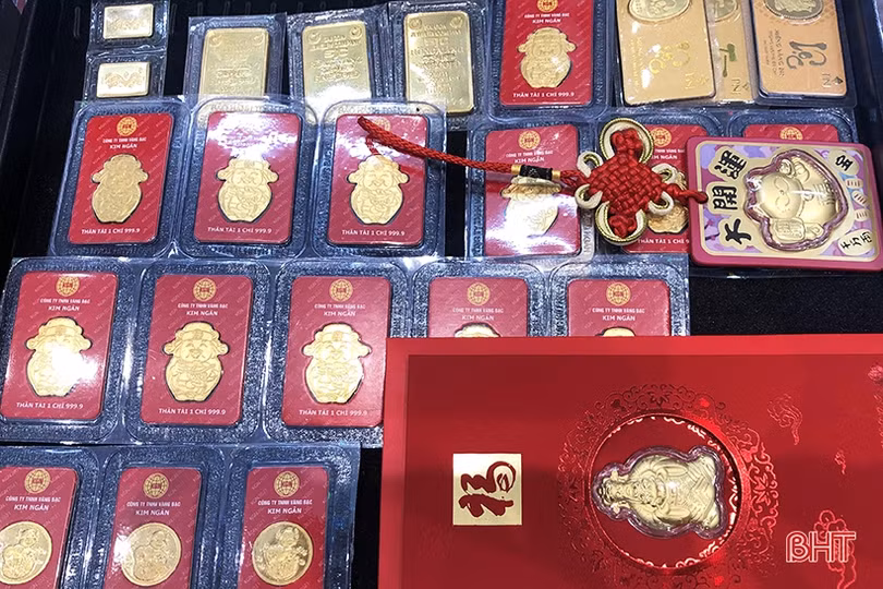 Ngày Thần tài, linh vật trâu vàng đắt khách