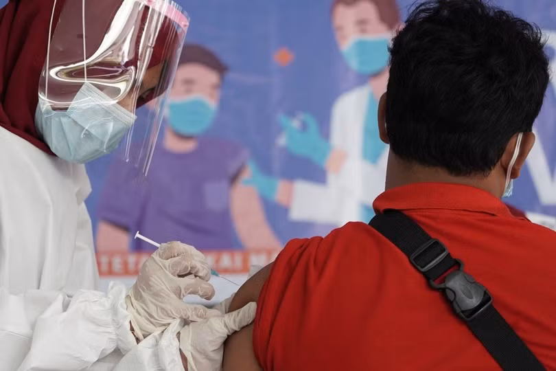 Người từ chối tiêm vaccine ngừa Covid-19 có thể bị phạt ở Indonesia