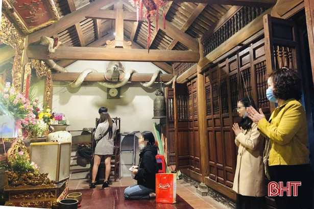 Nhiều người dân Hà Tĩnh “quên” đeo khẩu trang khi đi lễ chùa, du xuân