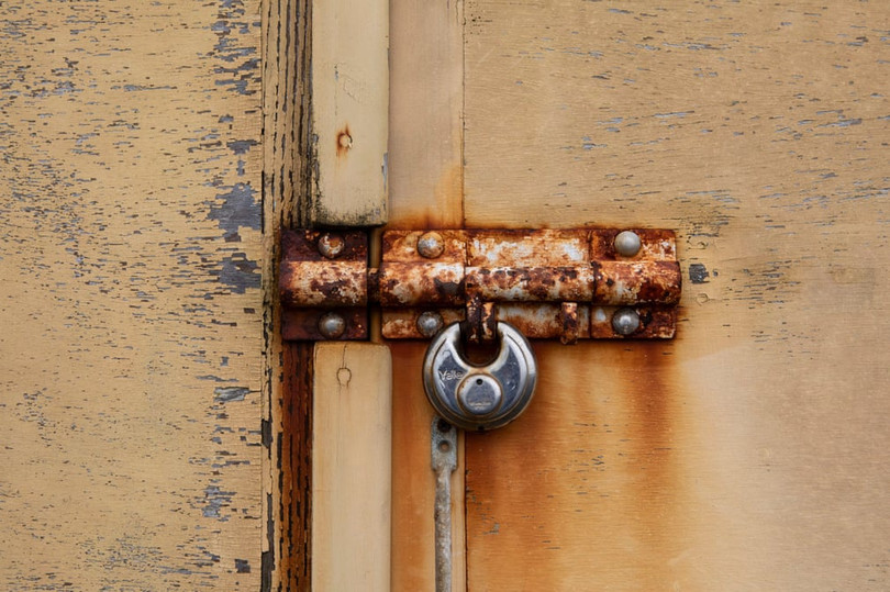 Nhiếp ảnh gia chụp hơn 400 ổ khóa trong mùa dịch