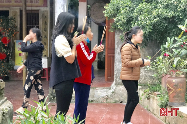 Nhiều người dân Hà Tĩnh “quên” đeo khẩu trang khi đi lễ chùa, du xuân