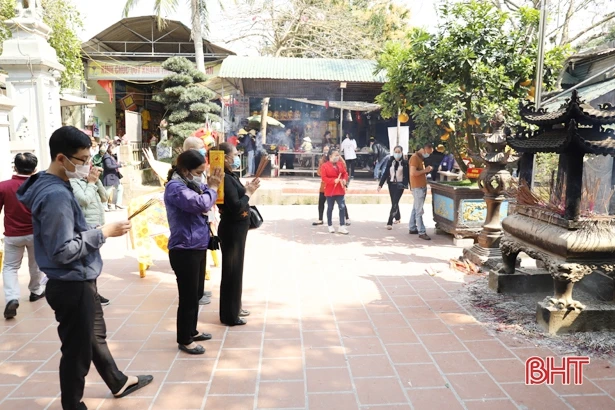 Tiếp thu phản ánh của Báo Hà Tĩnh, Công an xã Xuân Hồng khắc phục những hình ảnh “không đẹp” ở đền Chợ Củi