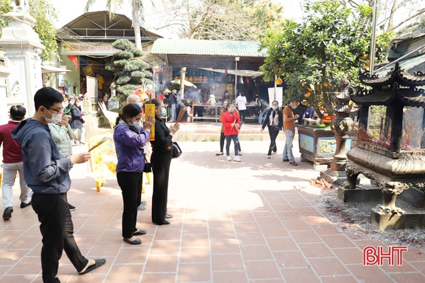 Tiếp thu phản ánh của Báo Hà Tĩnh, Công an xã Xuân Hồng khắc phục những hình ảnh “không đẹp” ở đền Chợ Củi