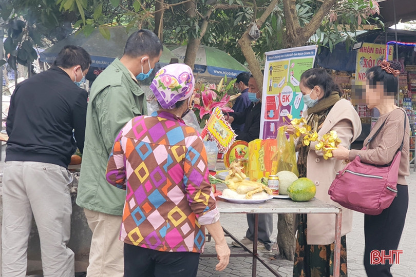 Những hình ảnh “không đẹp” tại đền Chợ Củi