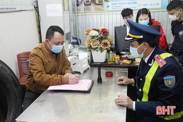 Người dân Hà Tĩnh “thảnh thơi” với vé xe đi ngoại tỉnh