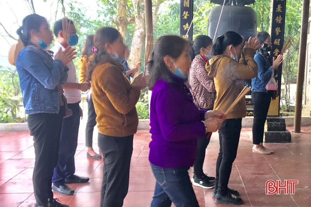 Nhiều người dân Hà Tĩnh “quên” đeo khẩu trang khi đi lễ chùa, du xuân