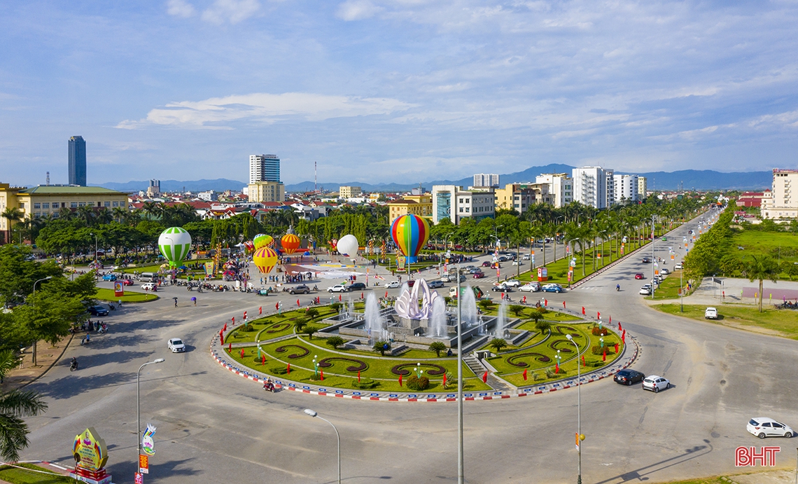 Trải nghiệm “bay lên” bằng khinh khí cầu, ngắm TP Hà Tĩnh từ trên cao