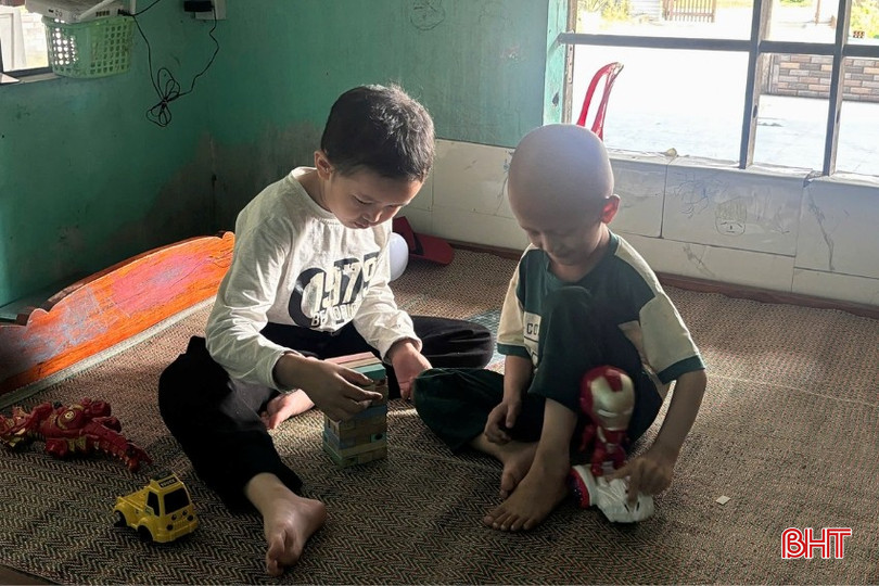 Những khi mẹ đi làm, chị đi học, 2 anh em lặng lẽ chơi với nhau.