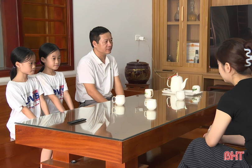 Anh Hồ Quyết Thắng và hai con gái song sinh. bqbht_br_huyen-2.jpg