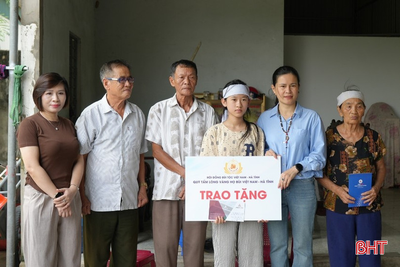 ...đại diện Hội đồng Bùi Tộc Hà Tĩnh, đại diện Quỹ Tấm lòng vàng họ Bùi Việt Nam - Hà Tĩnh tới thăm và động viên em Bùi Thị Khánh Linh. bqbht_br_thiet-ke-chua-co-ten-46.jpg