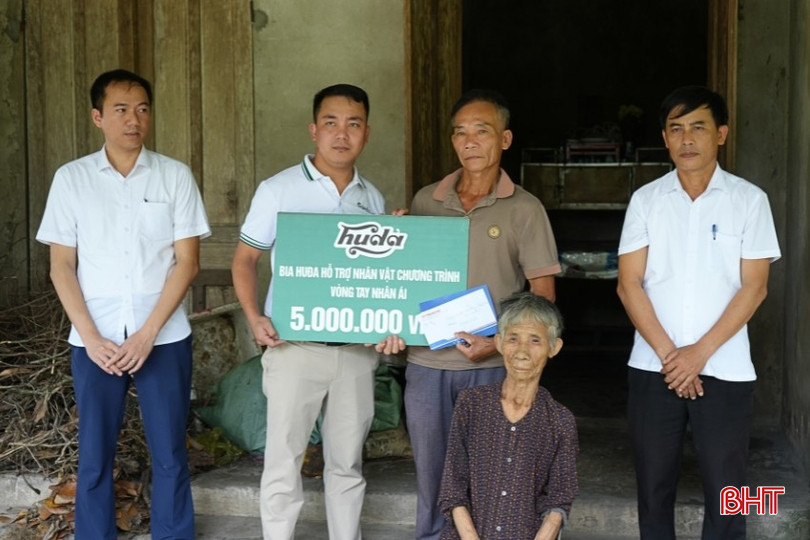 Đại diện Công ty TNHH Carlsberg – Nhãn hàng bia Huda hỗ trợ 5 triệu đồng... bqbht_br_thiet-ke-chua-co-ten-51.jpg