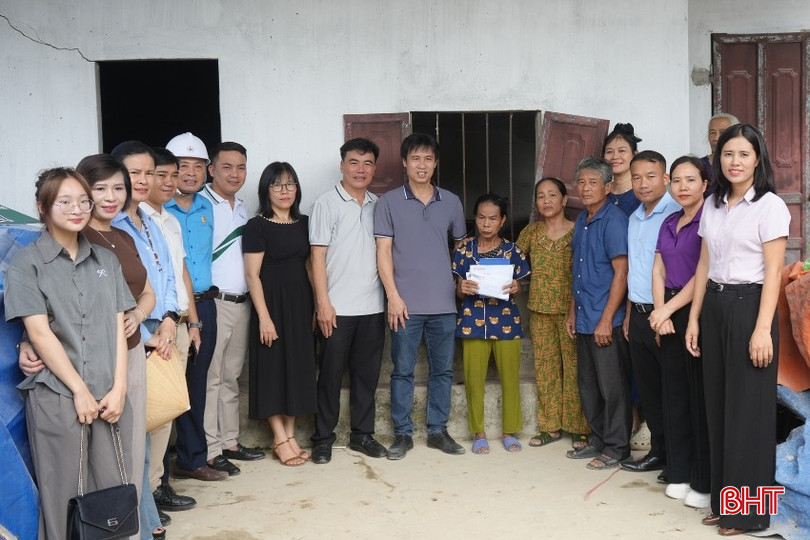 Lãnh đạo Báo Hà Tĩnh và nhà tài trợ thăm hỏi và trao số tiền gần 68 triệu đồng cho bà Nguyễn Thị Liên, xã Trường Lưu, tỉnh Hà Tĩnh. bqbht_br_thiet-ke-chua-co-ten-42.jpg